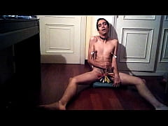 Play MP4 - Jerking off with balls full of clothespins