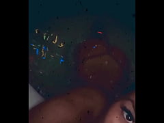 Play MP4 - Hier soir c&rsquo;&eacute;tait petit jacuzzi Tu en veux plus Viens me rejoindre en &period;&period;&period;