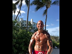 Play MP4 - FLEXING AT BEACH