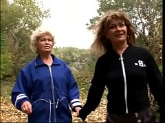 Play MP4 - Slutty look grannies loves to get experiment in the field