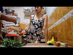 Play MP4 - &iexcl;&iexcl;Un&comma; dos&comma; tres mi primer tutorial de cocina&excl;&excl; Se come la zanahoria por arriba y por abajo antes de ser follada en plena grabaci&oacute;n de sorpresa&period; Delicioso cum&excl;&excl;