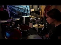 Play MP4 - Felicity feline drumming long jam