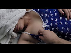 Play MP4 - Compartilhando a cama com a madrasta gostosa e colocando o pau na sua boca