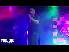 Play MP4 - Grupo de meninas transando com stripper no palco da boate