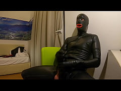 Play MP4 - Orgasm in total latex