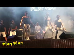 Play MP4 - Dan&ccedil;arino Dotado com roupa sexy em show
