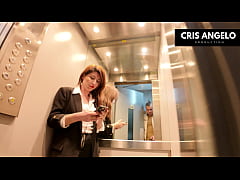 Play MP4 - APAGON Espa&ntilde;a - Blackout SPAIN - Bloqu&eacute;e dans l'ascenseur&comma; elle finit par baiser son voisin mari&eacute; - part 01