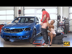Play MP4 - RIM4K&period; Garage becomes place where MILF surprises hubby with rimming