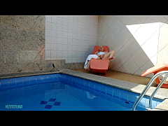 Play MP4 - Minha vizinha pensou que estivesse sozinha em casa ent&atilde;o flagrei ela se masturbando na piscina&comma; n&atilde;o resisti e fui ajud&aacute;-la