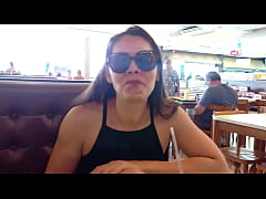 Play MP4 - Gostosa se masturbando no restaurante e se exibindo pelada em p&uacute;blico