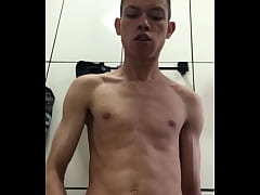 Play MP4 - Novinho pauzudo gozando muito gostoso