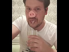 Play MP4 - A dirty pig eats fresh sperm&excl;