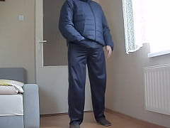 Play MP4 - Masturbacja w dresach i kurtce