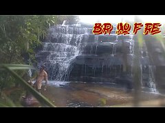 Play MP4 - Flagrante de Bruxo Fire e BombomD4 na cachoeira veja completo no Xvideos RED