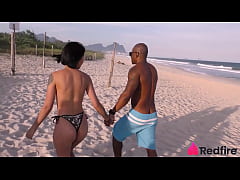 Play MP4 - Japinha encontrou pirocudo na praia e arrastou pro canto pra fazer foder no pelo