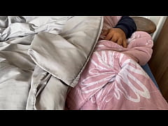 Play MP4 - O h&eacute;tero curioso do apartamento compartilhado entra no meu quarto enquanto eu estava deitado&comma; se ecita com penes duro e goza tocando - FULL SHEER&period;COM