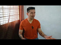 Play MP4 - Esposos le dan el culo al amigo hetero dotado de 20cm a pelo&excl; Relato sexual