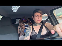 Play MP4 - Mulher uber pega passageiro suspeito e acaba tendo que dar a buceta ali mesmo dentro do Carro&excl; Ele falou que iria foder ela no pelo e que n&atilde;o iria pagar a corrida&excl; &lpar;Ela gozou no pau do bandido &rpar;