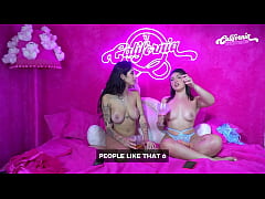 Play MP4 - Lesbians Gabi Saleh and Clara Wellen masturbating