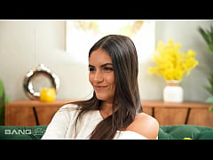 Play MP4 - Pretty & Raw - Isa Bella Gets Stretched And Fucked Hard In Interracial Threesome