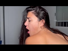 Play MP4 - Vecina cachonda se folla a su nuevo vecino suertudo y le hace twerking en la polla