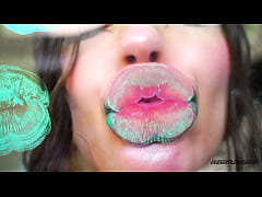 Play MP4 - Sensual Glossy Minty kiss