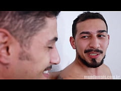 Play MP4 - Magrinho pausudo ensina novato peludo a fazer um filme porn&ocirc;