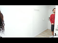 Play MP4 - El hermanastro de mi novia nos espia mientras tenemos sexo en la cocina y lo seduzco para que me folle el tambien