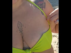 Play MP4 - Os machos n&atilde;o param de me olhar na praia