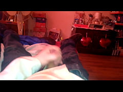 Play MP4 - trzepie kutasa w brudnych ubraniach i szczam