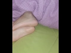 Play MP4 - This bitch is so hot that I had to giver her pussy nice fingering when she is sleeping