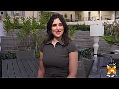 Play MP4 - Laury&comma; vraie chaudasse&comma; se fait soulever par deux gaillards