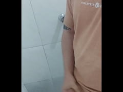 Play MP4 - Novinho dotado gozando gostoso