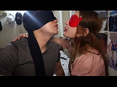 Play MP4 - Sus BESOS con LENGUA son MOJADOS y PROFUNDOS&comma; A ella le ENCANTA la SALIVA ajena