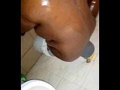 Play MP4 - African woman bathing