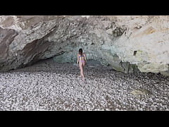Play MP4 - Mona Blue on the beach