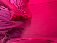 Play MP4 - Amateur guy pissing in the toilets of a bar