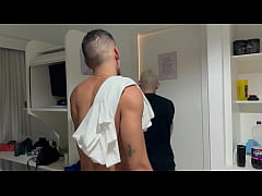 Play MP4 - DEI PRO MEU VIZINHO NA ESCADA DO PREDIO