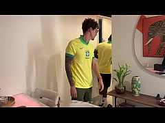 Play MP4 - Sonho do gringo era dar pra dois pauzudos&period; Chamei meu amigo e fizemos uma DP nele&period;