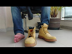 Play MP4 - PUTTING ON THE YELLOW WORK BOOT - SLUM01