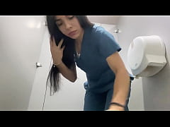 Play MP4 - La perversa  enfermera se masturba en el ba&ntilde;o viniendose a chorros