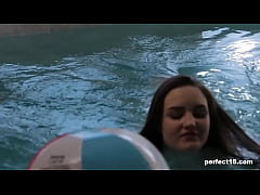 Play MP4 - Fast fingers at the swimming pool