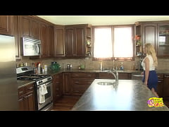 Play MP4 - Mature blonde lesbian shaves her pussy and talks her new friend into tasting it immediately