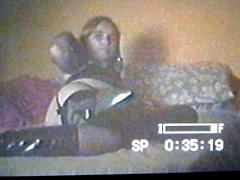 Play MP4 - mirando pijas en la tele se masturba