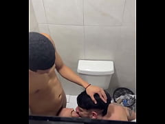 Play MP4 - Flagra mamando h&eacute;tero dotado no banheiro da balada&period;