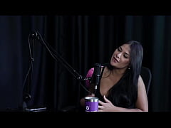 Play MP4 - Gravou poucos fetiches&comma; namora um policial que a ajuda em algumas cenas&comma; foi uma surpresa para a fam&iacute;lia&comma; e recebeu cr&iacute;tica por fazer um cosplay - Gabriella Gushi &lpar;WATCH ON&colon; SHEER&sol;RED&rpar;