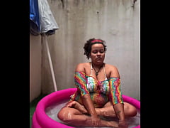 Play MP4 - BBW Yoga in a Mini Pool Farts