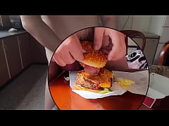 Play MP4 - 用食物汉堡包自慰射出后当成调味料吃掉