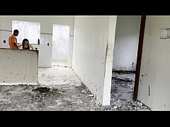 Play MP4 - Parei na constru&ccedil;&atilde;o pra fazer xixi quando percebo vejo um cara gostoso dei minha buceta pra ele no pelo