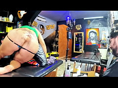 Play MP4 - Mulher vai at&eacute; o est&uacute;dio de tatuagem para fazer uma tatuagem no cu igual a da Anita Cantora